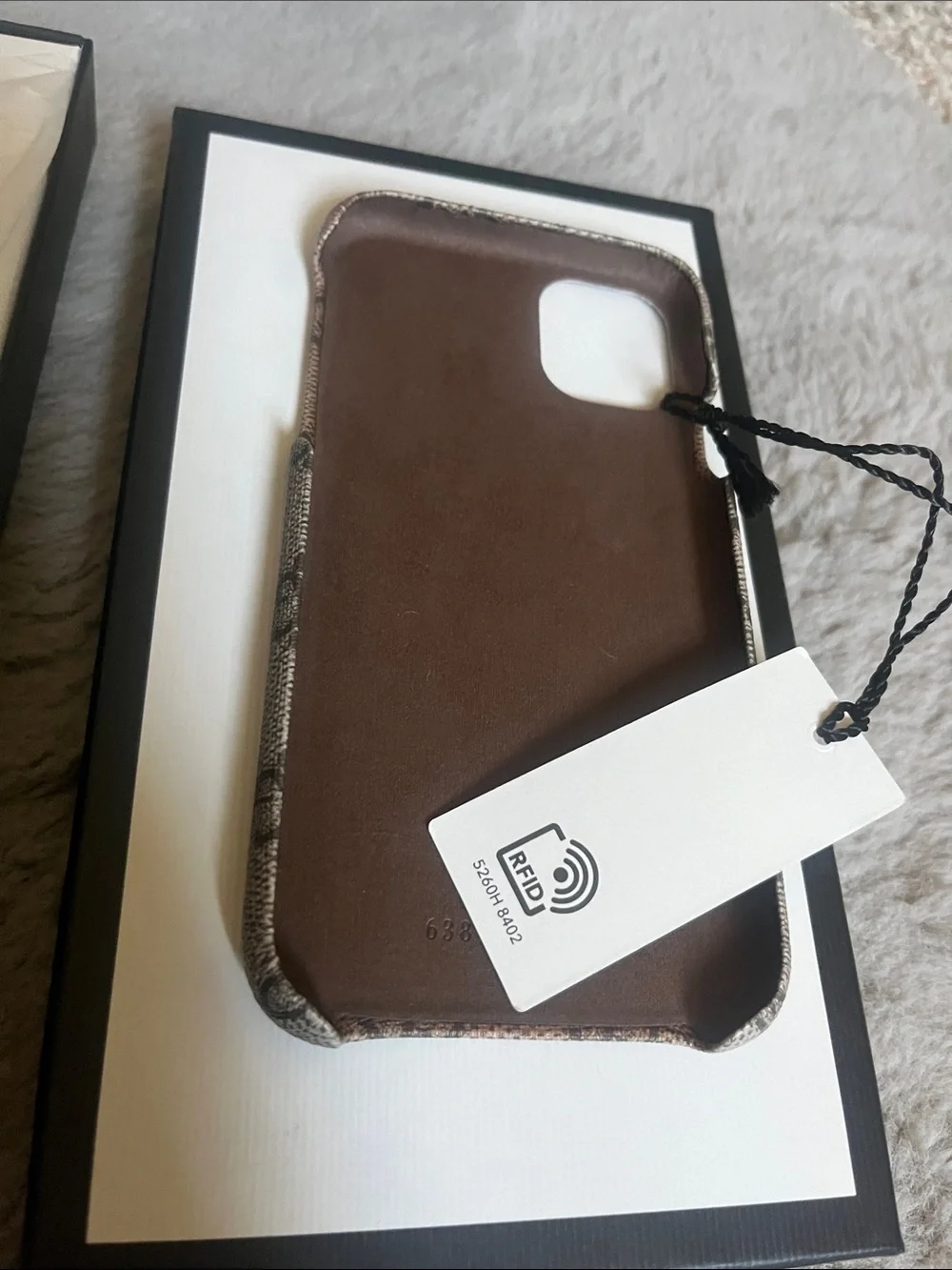 NIB Gucci GG Canvas Supreme iPhone 11 case with Bee Appliqué in Beige and Black